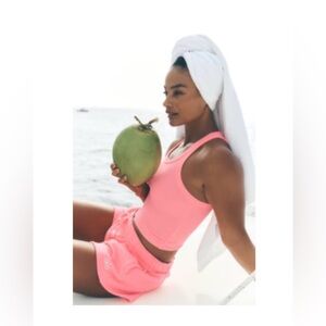 RARE Alo yoga accolade short. Neon bubblegum